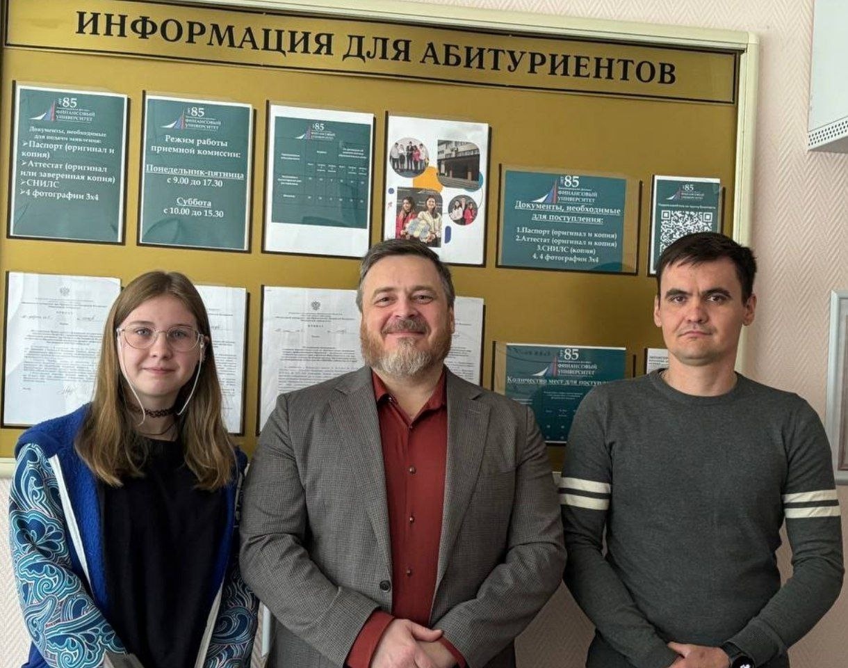 Директор Павел Клачков встретил первого абитуриента
