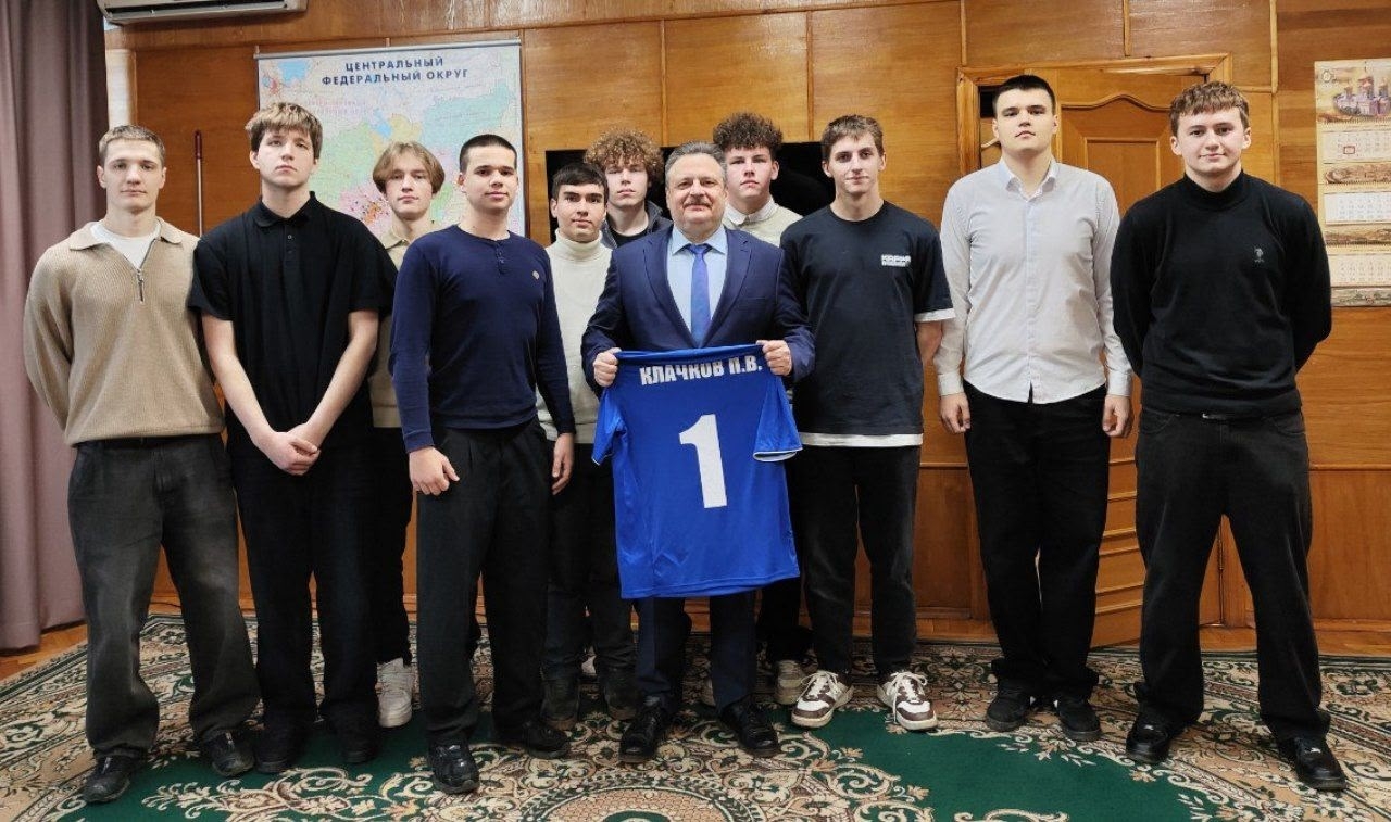 Традиция благодарности: футболисты поздравили директора